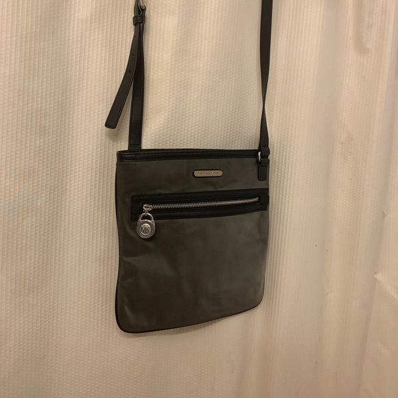 Michael Kors Handbags - Micheal Kors Shoulder Side purse
